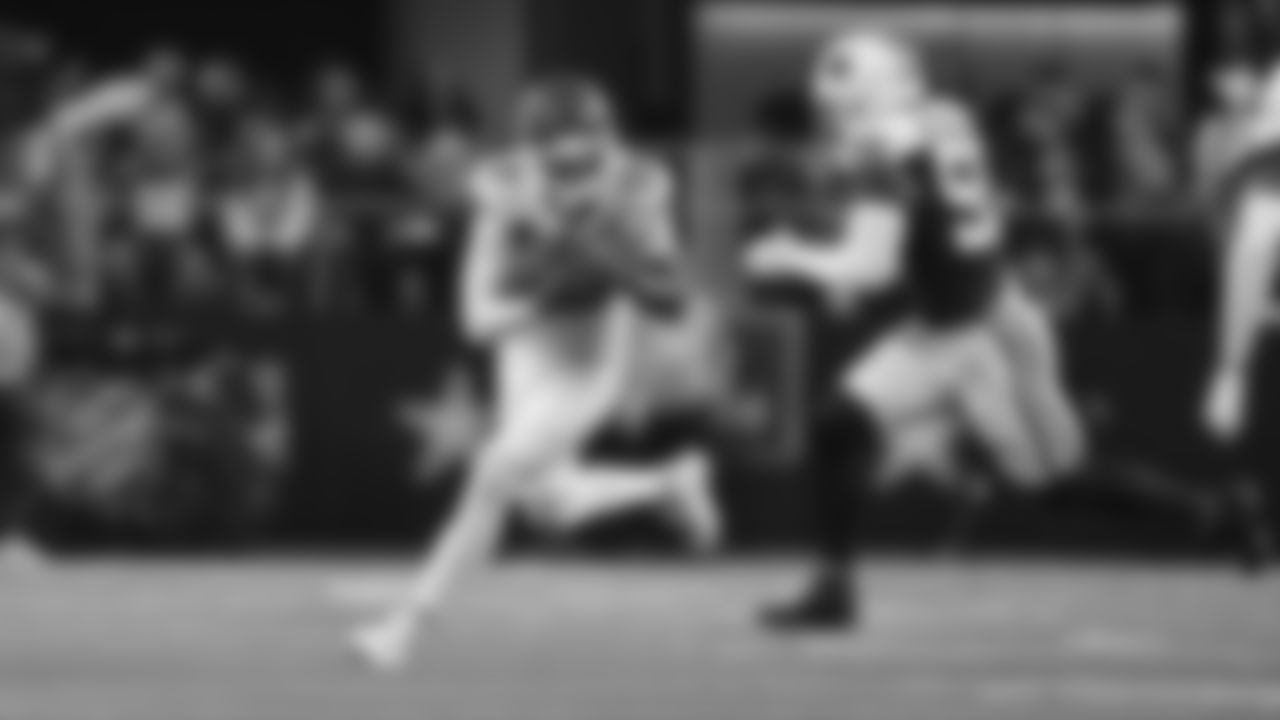 Kansas City Chiefs tight end Jared Wiley (12) gets a first down during a week 13 NFL football game against the Dallas Cowboys on Thursday, November 27, 2025 in Arlington, TX.