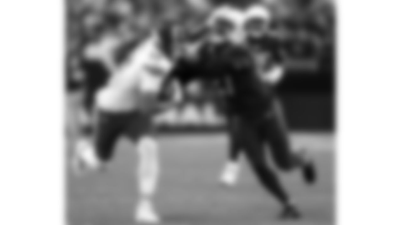 Kansas City Chiefs tight end Jared Wiley (12) evades a tackle by Arizona Cardinals linebacker Akeem Davis-Gaither (27) during a preseason week 1 NFL football game, Saturday, August 9, 2025 in Glendale, AZ.