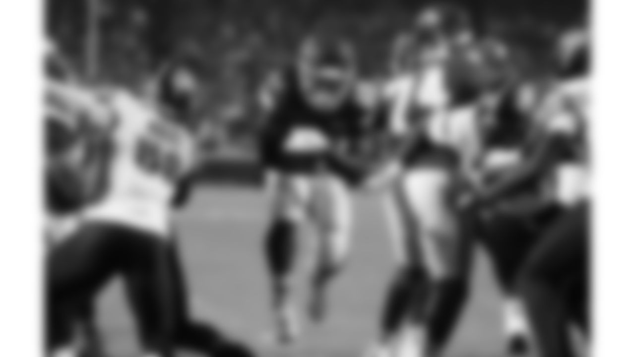 Kansas City Chiefs running back Kareem Hunt (29) runs for a touchdown during a week 8 NFL Football game against the Washington Commanders on Monday, October 27, 2025 in Kansas City, MO.