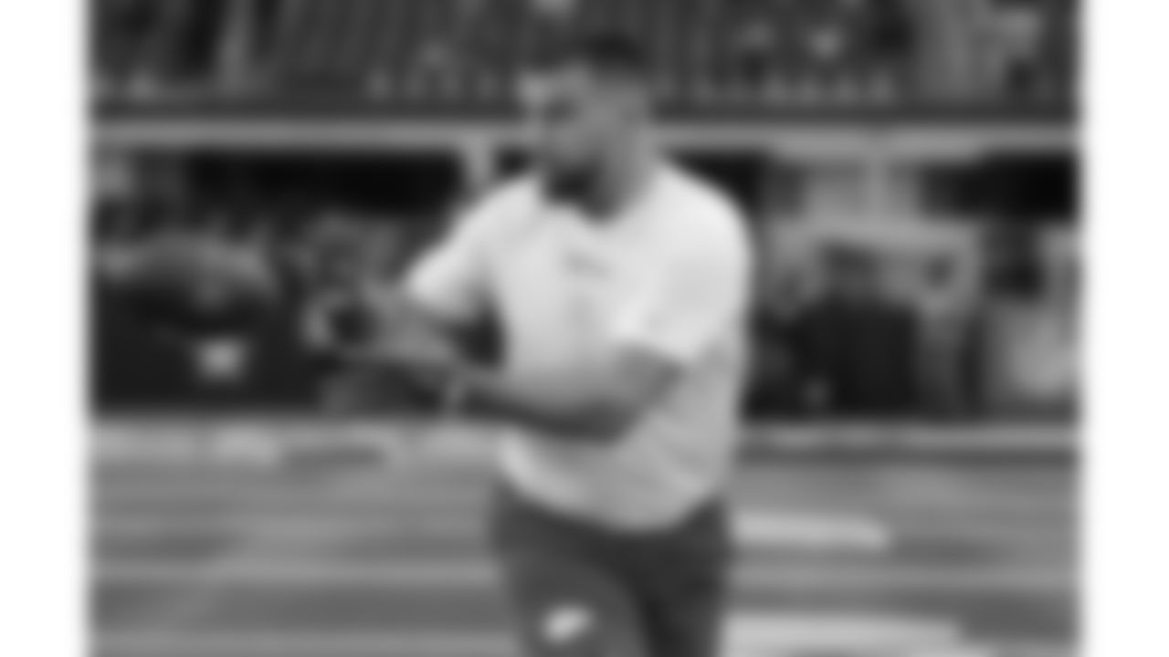 Kansas City Chiefs tight end Travis Kelce (87) warms up prior to a week 13 NFL football game against the Dallas Cowboys on Thursday, November 27, 2025 in Arlington, TX.