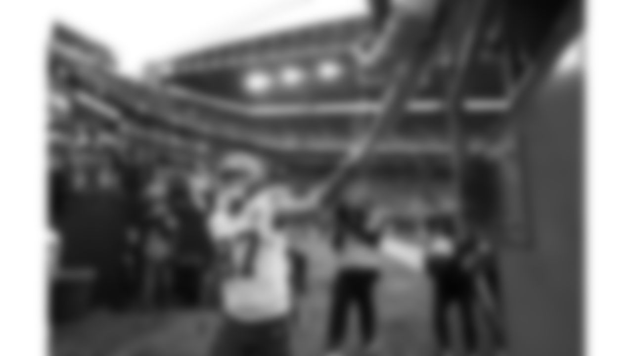 Kansas City Chiefs tight end Travis Kelce (87) high fives a fan prior to a preseason week 2 NFL football game against the Seattle Seahawks, Friday, August 15, 2025 in Seattle, WA.
