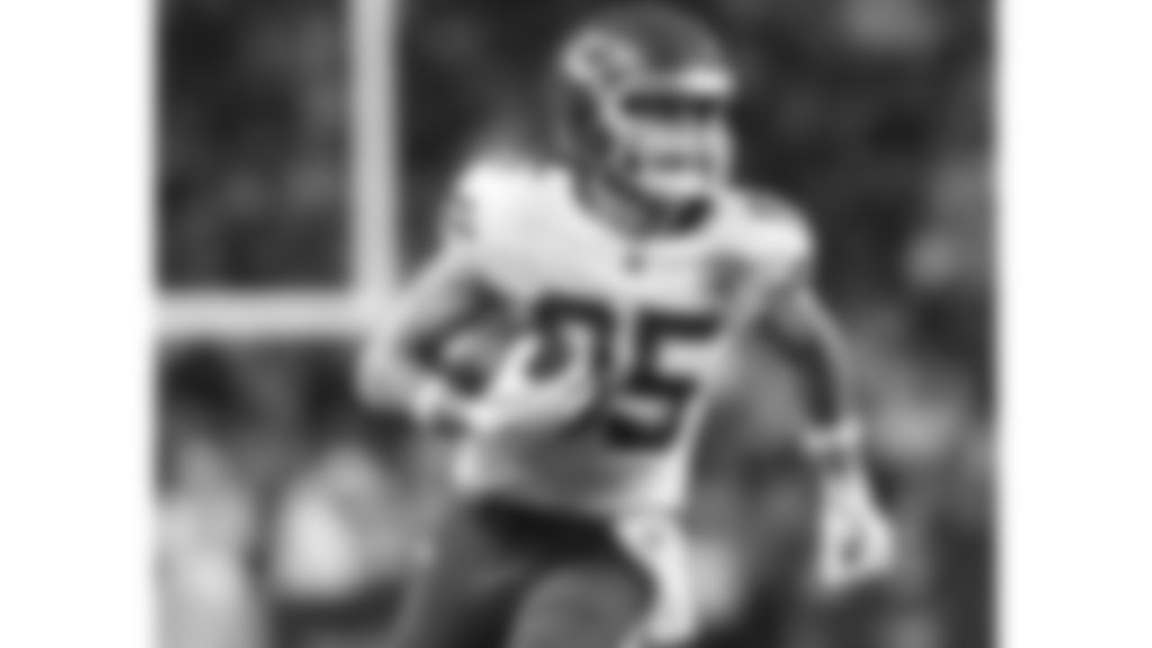 Kansas City Chiefs tight end Robert Tonyan (85) runs with the ball during a preseason week 2 NFL football game against the Seattle Seahawks, Friday, August 15, 2025 in Seattle, WA.