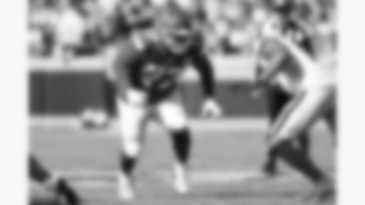 Kansas City Chiefs offensive lineman Jaylon Moore (77) in action during a week 7 NFL football game against the Las Vegas Raiders, Sunday, October 19, 2025 in Kansas City, MO.