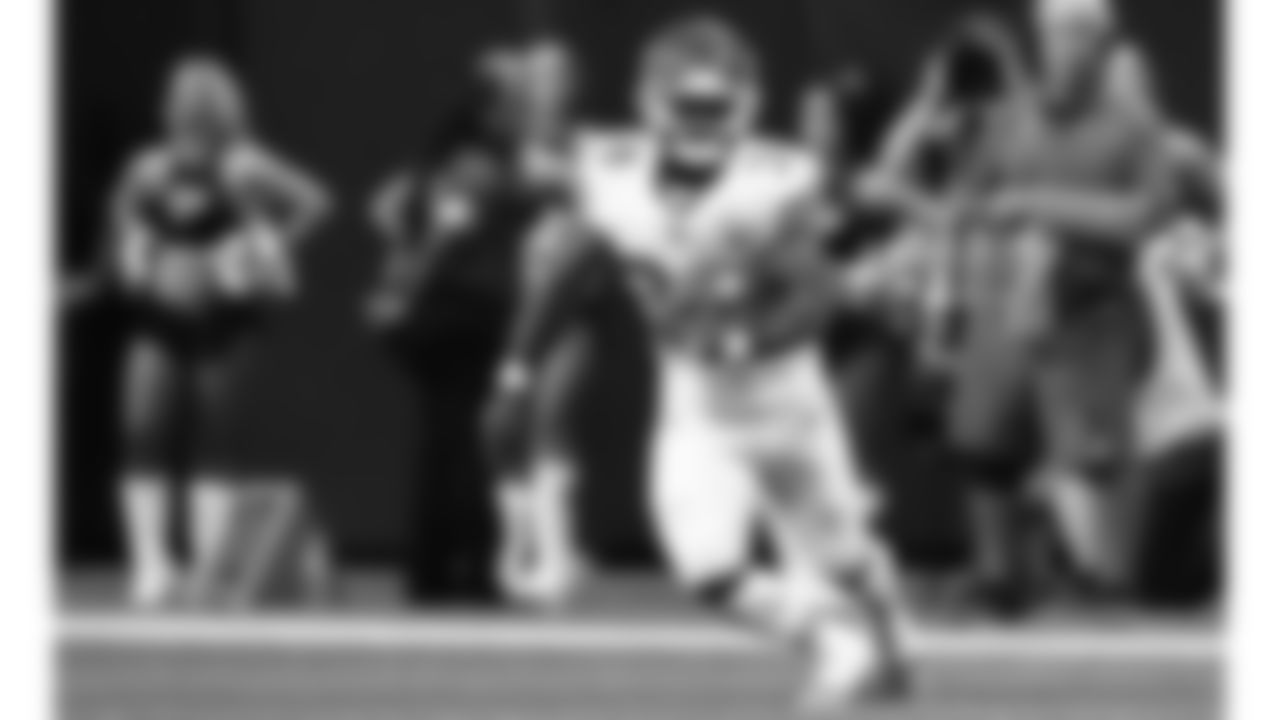 Kansas City Chiefs running back Samaje Perine (34) runs with the ball during the NFL week 3 matchup against the Atlanta Falcons on Sunday, September 22, 2024 in Atlanta.