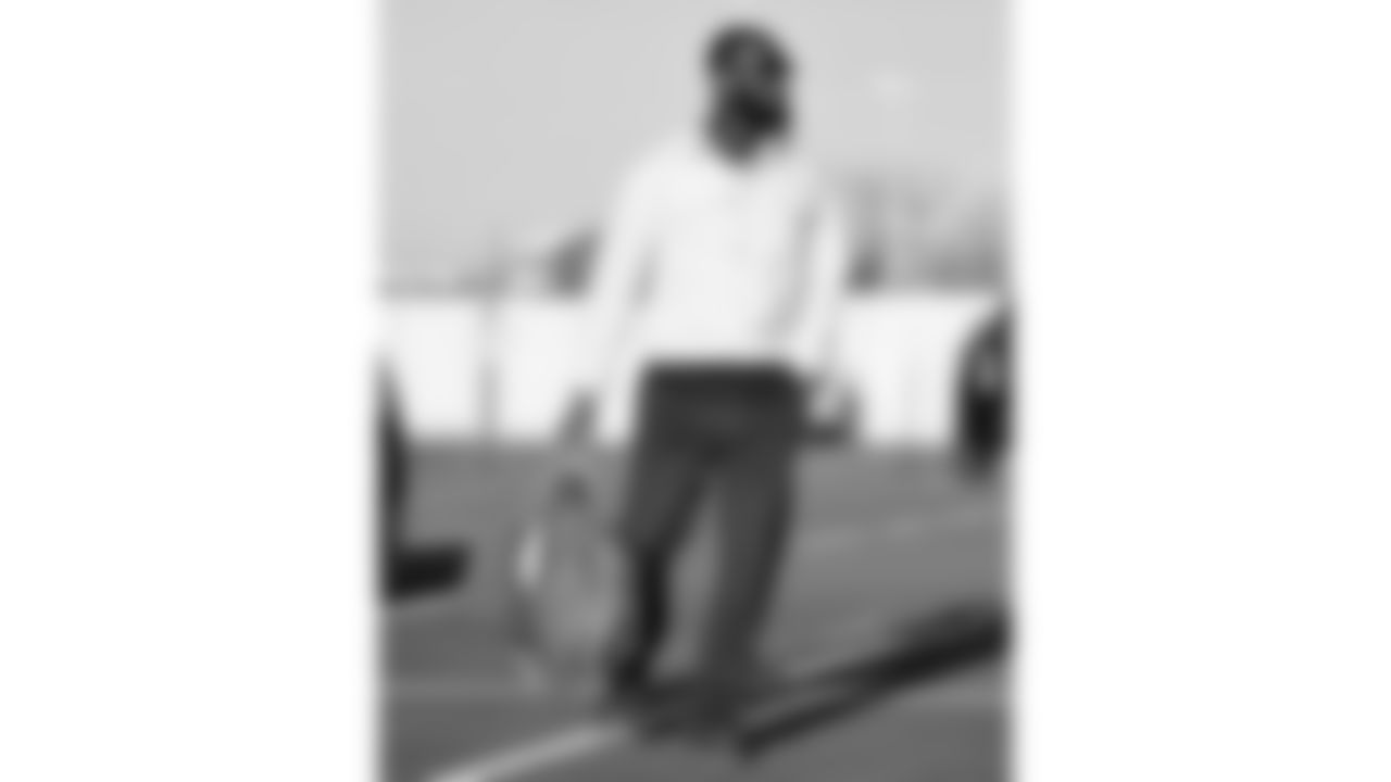 Kansas City Chiefs defensive end Charles Omenihu (90) arrives prior to an NFL week 15 matchup against the Los Angeles Chargers, Sunday December 14, 2025.