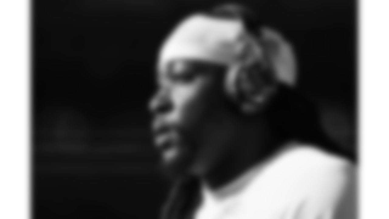 Kansas City Chiefs running back Kareem Hunt (29) looks on during warm ups prior to a week 11 NFL football game against the Denver Broncos, Sunday, November 16, 2025 in Denver, CO.