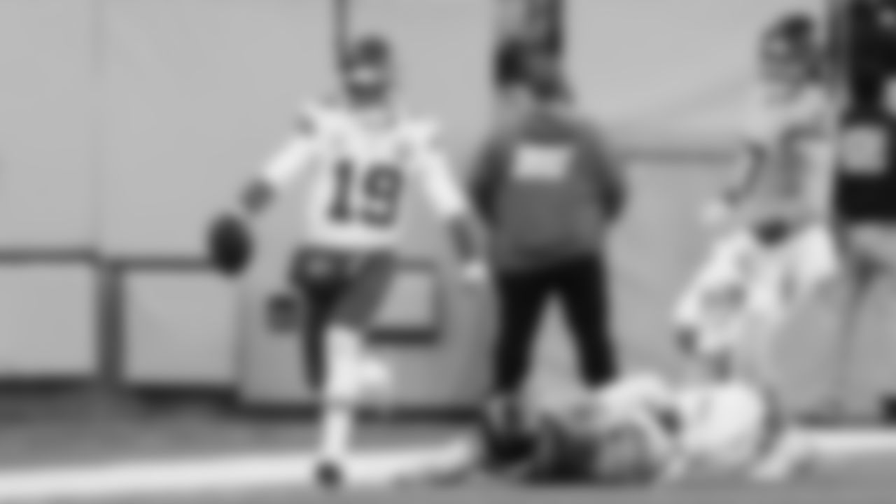 Kansas City Chiefs quarterback Chris Oladokun (19) runs with the ball during a week 16 NFL Football game against the Tennessee Titans on Sunday, December 21, 2025 in Nashville, Tennessee.