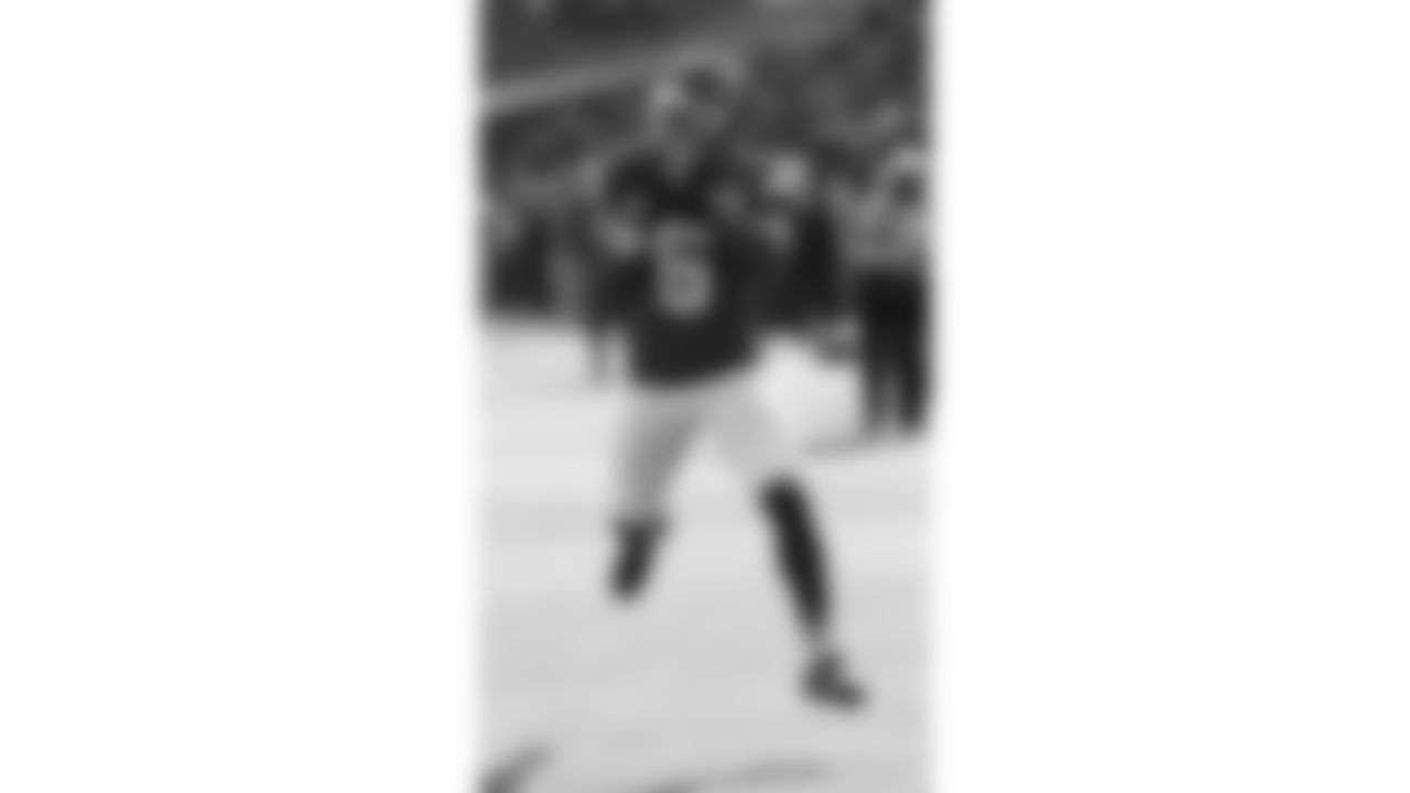 Kansas City Chiefs safety Bryan Cook (6) warms up prior to a week 12 NFL Football game against the Indianapolis Colts on Sunday, November 23, 2025 in Kansas City, MO