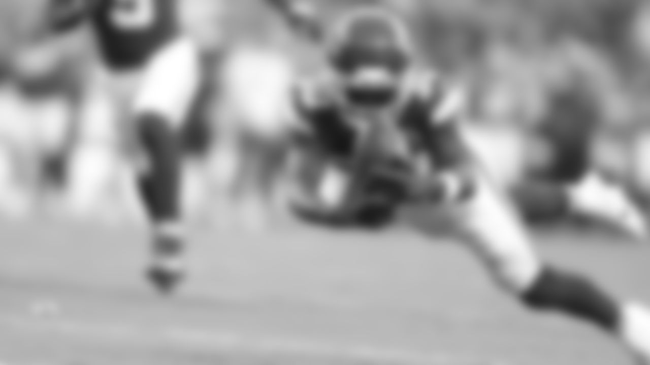 Kansas City Chiefs running back Brashard Smith (30) dives to make the catch during a preseason week 3 NFL football game against the Chicago Bears, Friday, August 22, 2025 in Kansas City, MO.