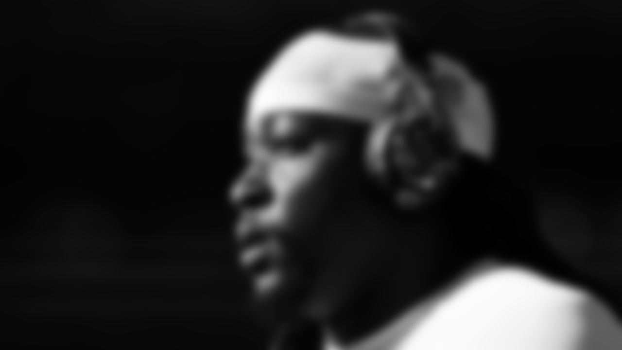 Kansas City Chiefs running back Kareem Hunt (29) warms up prior to a week 11 NFL Football game against the Denver Broncos on Sunday, November 16, 2025 in Denver, Colorado.