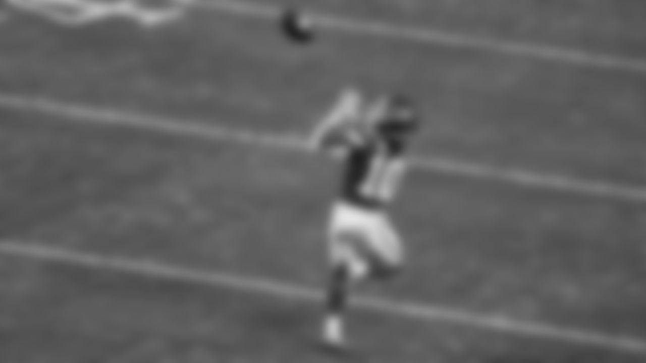 Kansas City Chiefs running back Isiah Pacheco (10) warms up prior to an NFL week 17 matchup against the Denver Broncos, Thursday, December 25, 2025.