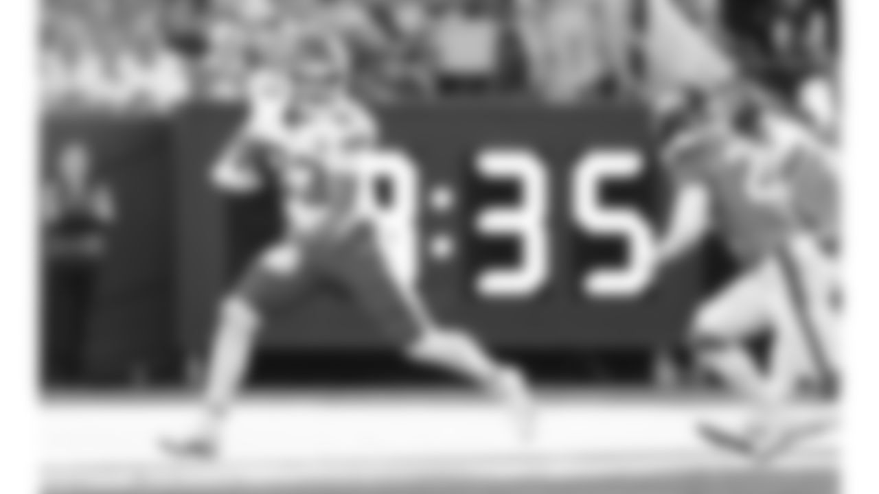 Kansas City Chiefs tight end Noah Gray (83) runs with the ball during a week 11 NFL football game against the Denver Broncos, Sunday, November 16, 2025 in Denver, CO.