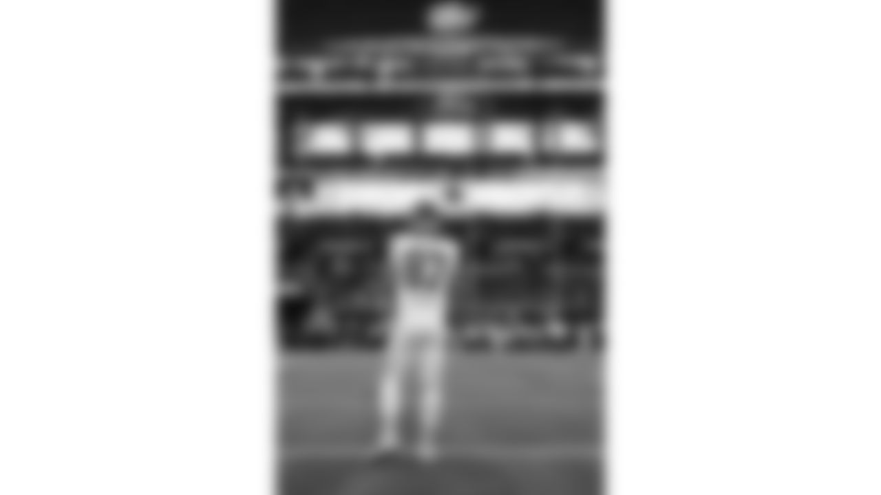 Kansas City Chiefs tight end Travis Kelce (87) warms up prior to a week 13 NFL Football game against the Dallas Cowboys on Thursday, November 27, 2025 in Dallas, Texas.