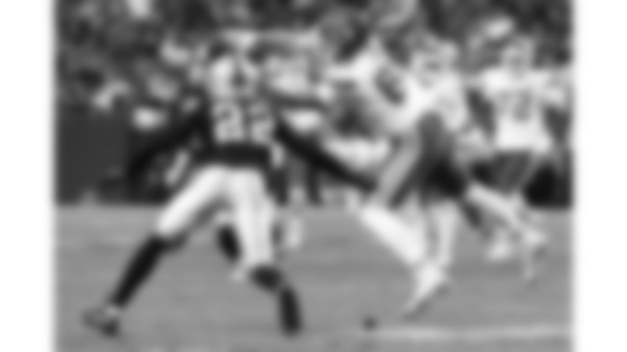 Kansas City Chiefs tight end Noah Gray (83) catches the ball during a week 18 NFL football game against the Las Vegas Raiders, Sunday, January 4, 2026 in Las Vegas, NV.