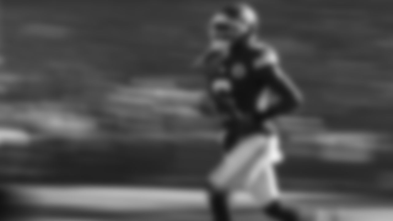 Kansas City Chiefs safety Bryan Cook (6) runs onto the field prior to a week 12 NFL Football game against the Indianapolis Colts on Sunday, November 23, 2025 in Kansas City, MO