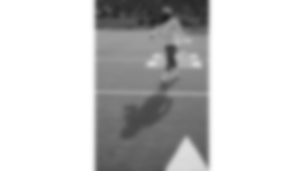 Kansas City Chiefs running back Kareem Hunt (29) warms up prior to a week 16 NFL Football game against the Tennessee Titans on Sunday, December 21, 2025 in Nashville, Tennessee.