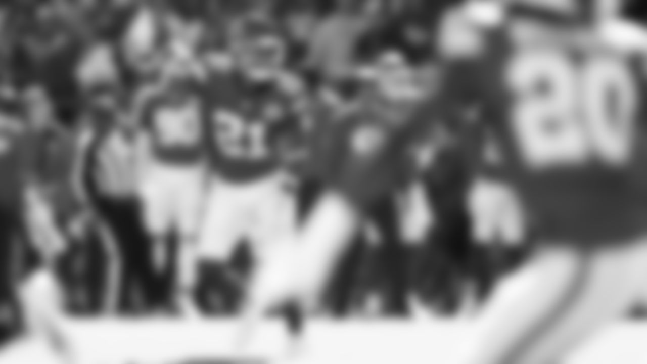 Kansas City Chiefs defensive back Jaden Hicks (21) gestures during a week 7 NFL football game against the Las Vegas Raiders, Sunday, October 19, 2025 in Kansas City, MO.