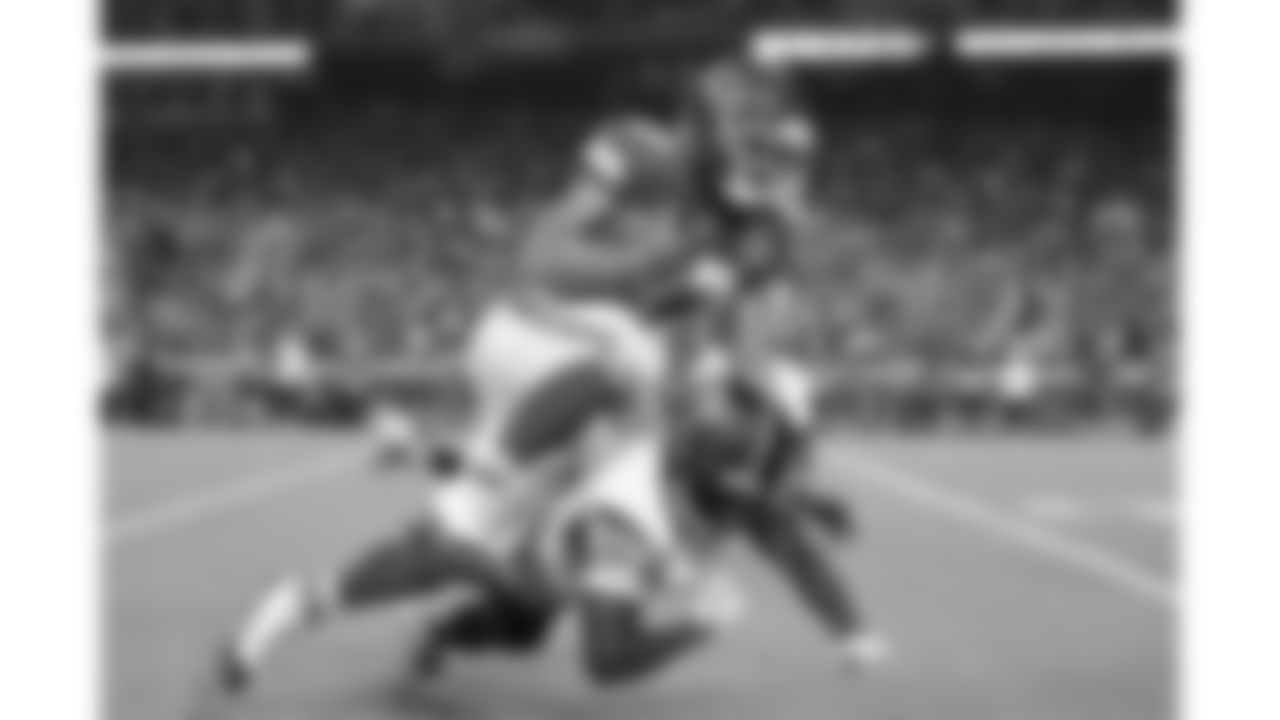 Kansas City Chiefs tight end Travis Kelce (87) runs with the ball during a week 8 NFL Football game against the Washington Commanders on Monday, October 27, 2025 in Kansas City, MO.