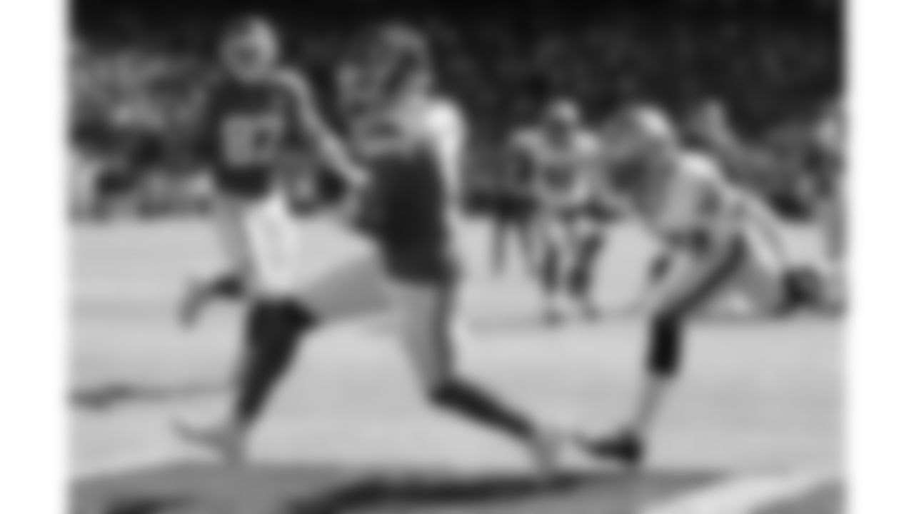 Kansas City Chiefs wide receiver Hollywood Brown (5) catches the ball in the end zone for a touchdown during a week 7 NFL football game against the Las Vegas Raiders, Sunday, October 19, 2025 in Kansas City, MO.