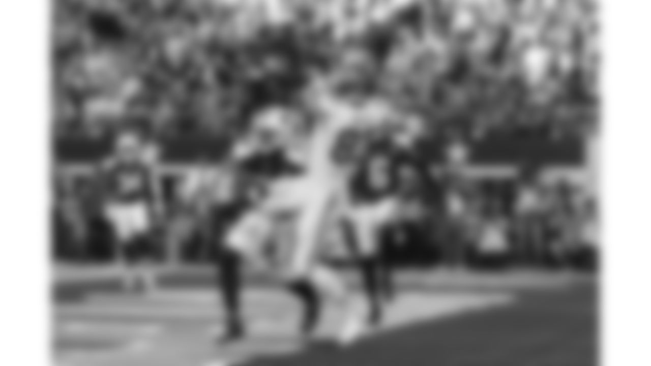 Kansas City Chiefs tight end Travis Kelce (87) scores a touchdown during a week 13 NFL Football game against the Dallas Cowboys on Thursday, November 27, 2025 in Dallas, Texas.