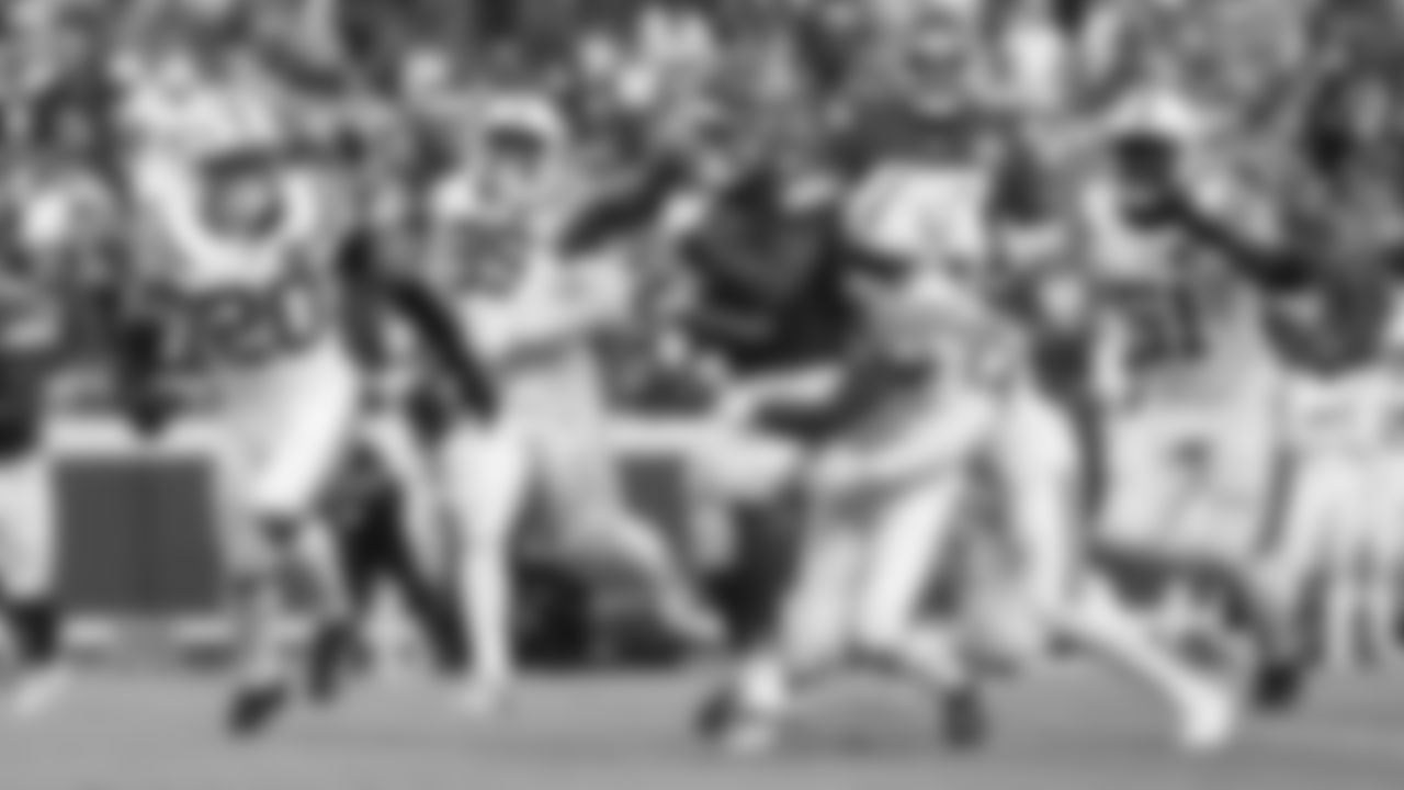 Kansas City Chiefs running back Kareem Hunt (29) runs for a first down during overtime during a week 12 NFL Football game against the Indianapolis Colts on Sunday, November 23, 2025 in Kansas City, MO