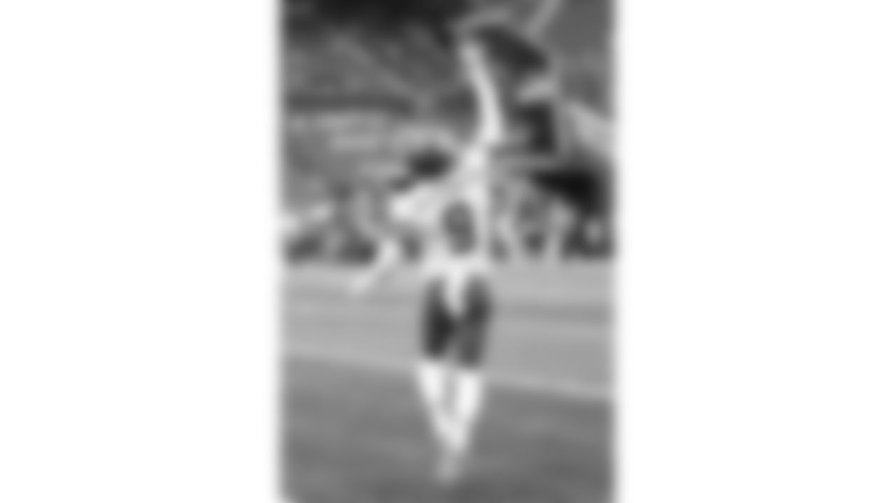 Kansas City Chiefs wide receiver JuJu Smith-Schuster (9) catches the ball one-handed during warm ups prior to a preseason week 2 NFL football game against the Seattle Seahawks, Friday, August 15, 2025 in Seattle, WA.