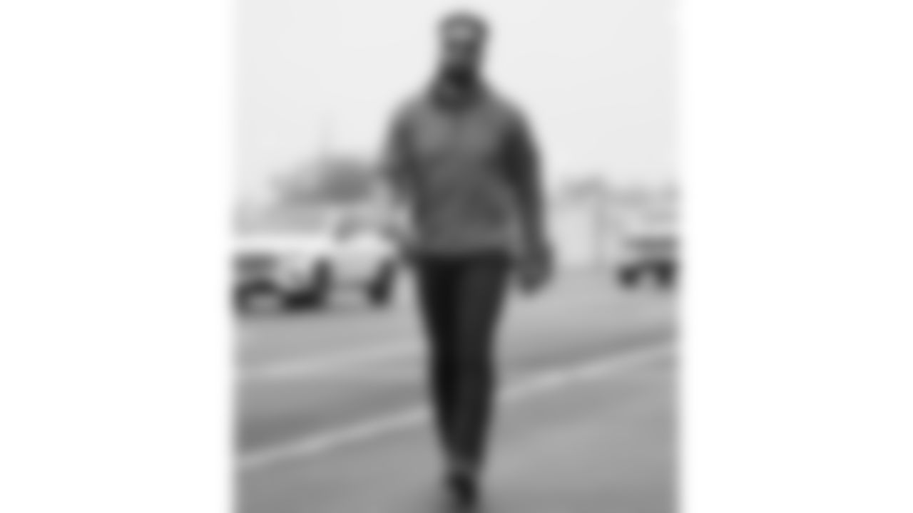 Kansas City Chiefs tight end Noah Gray (83) arrives prior to an NFL week 17 matchup against the Denver Broncos, Thursday, December 25, 2025.