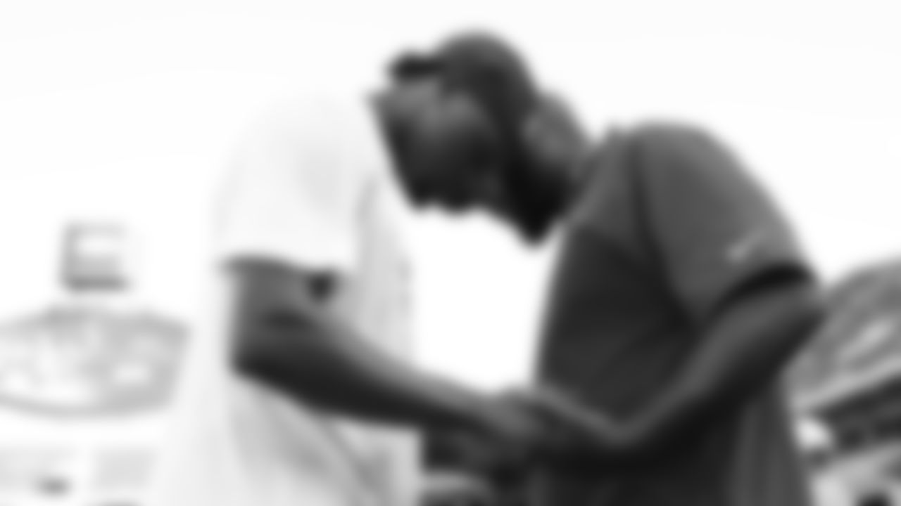 Kansas City Chiefs safety Bryan Cook (6) and Marcellus Casey prays prior to a preseason week 3 NFL football game against the Chicago Bears, Friday, August 22, 2025 in Kansas City, MO.