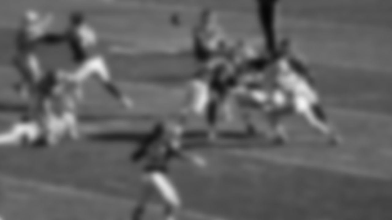 Quarterback Patrick Mahomes (15) throws the ball to Kansas City Chiefs running back Kareem Hunt (29) during a week 12 NFL Football game against the Indianapolis Colts on Sunday, November 23, 2025 in Kansas City, MO