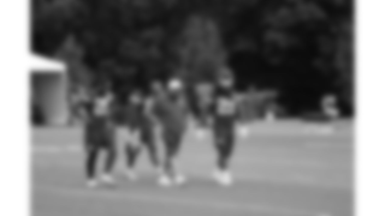 Kansas City Chiefs running backs Elijah Mitchell (25), Isiah Pacheco (10), Kareem Hunt (29) and Assistant Running Backs Mark DeLeone during day 4 of training camp practice on Friday, July 25, 2025.