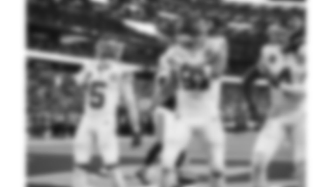 Kansas City Chiefs tight end Travis Kelce (87) celebrates after a touchdown during a week 13 NFL football game against the Dallas Cowboys on Thursday, November 27, 2025 in Arlington, TX.