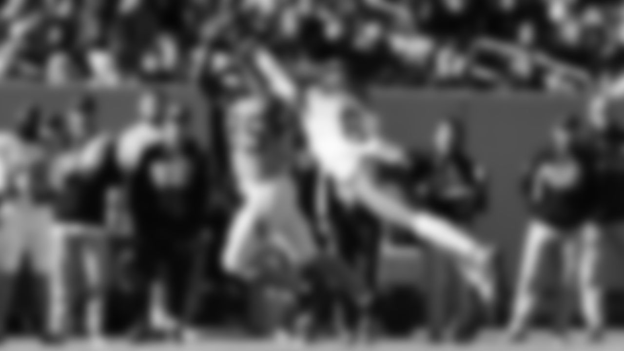 Kansas City Chiefs safety Bryan Cook (6) attempts to block a pass during a week 16 NFL Football game against the Tennessee Titans on Sunday, December 21, 2025 in Nashville, Tennessee.