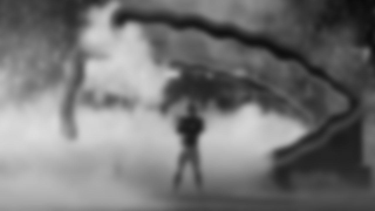 Kansas City Chiefs running back Kareem Hunt (29) listens to the crowd before running onto the field prior to an NFL week 17 matchup against the Denver Broncos, Thursday, December 25, 2025.