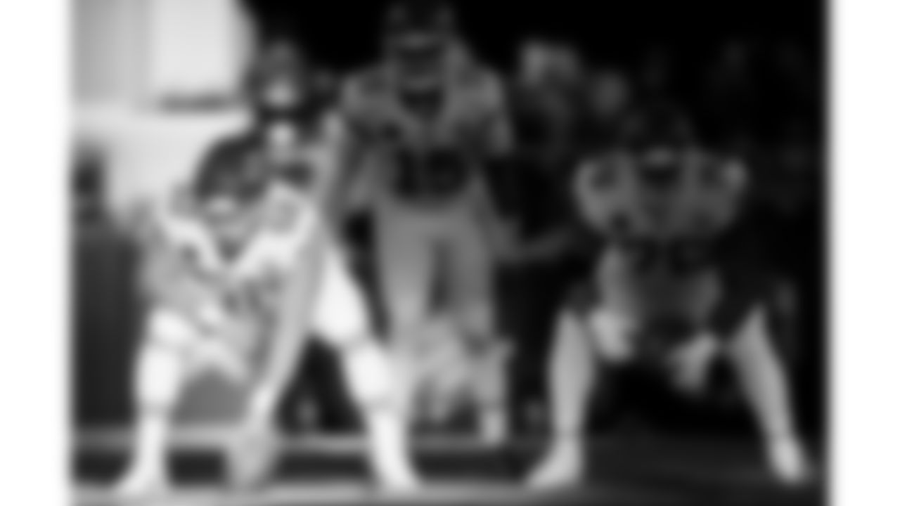 Kansas City Chiefs center Creed Humphrey (52) prepares to snap the ball during a week 13 NFL Football game against the Dallas Cowboys on Thursday, November 27, 2025 in Dallas, Texas.