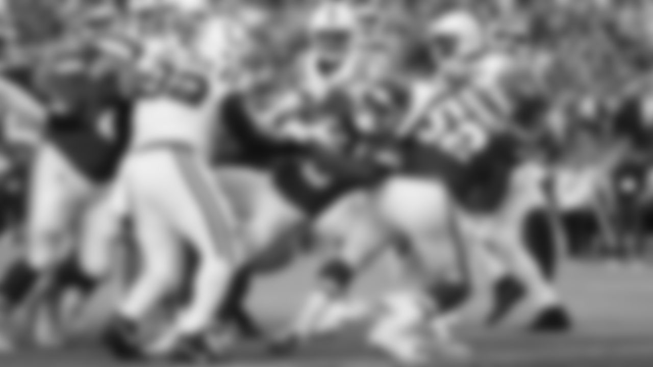 Kansas City Chiefs running back Kareem Hunt (29) pushes in for a touchdown during a week 12 NFL Football game against the Indianapolis Colts on Sunday, November 23, 2025 in Kansas City, MO