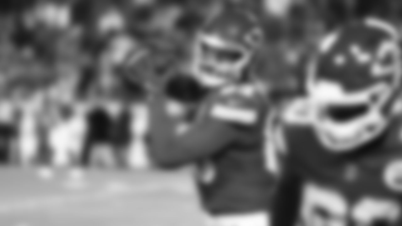 Kansas City Chiefs tight end Noah Gray (83) warms up prior to an NFL week 14 matchup against the Houston Texans, Sunday December 7, 2025.