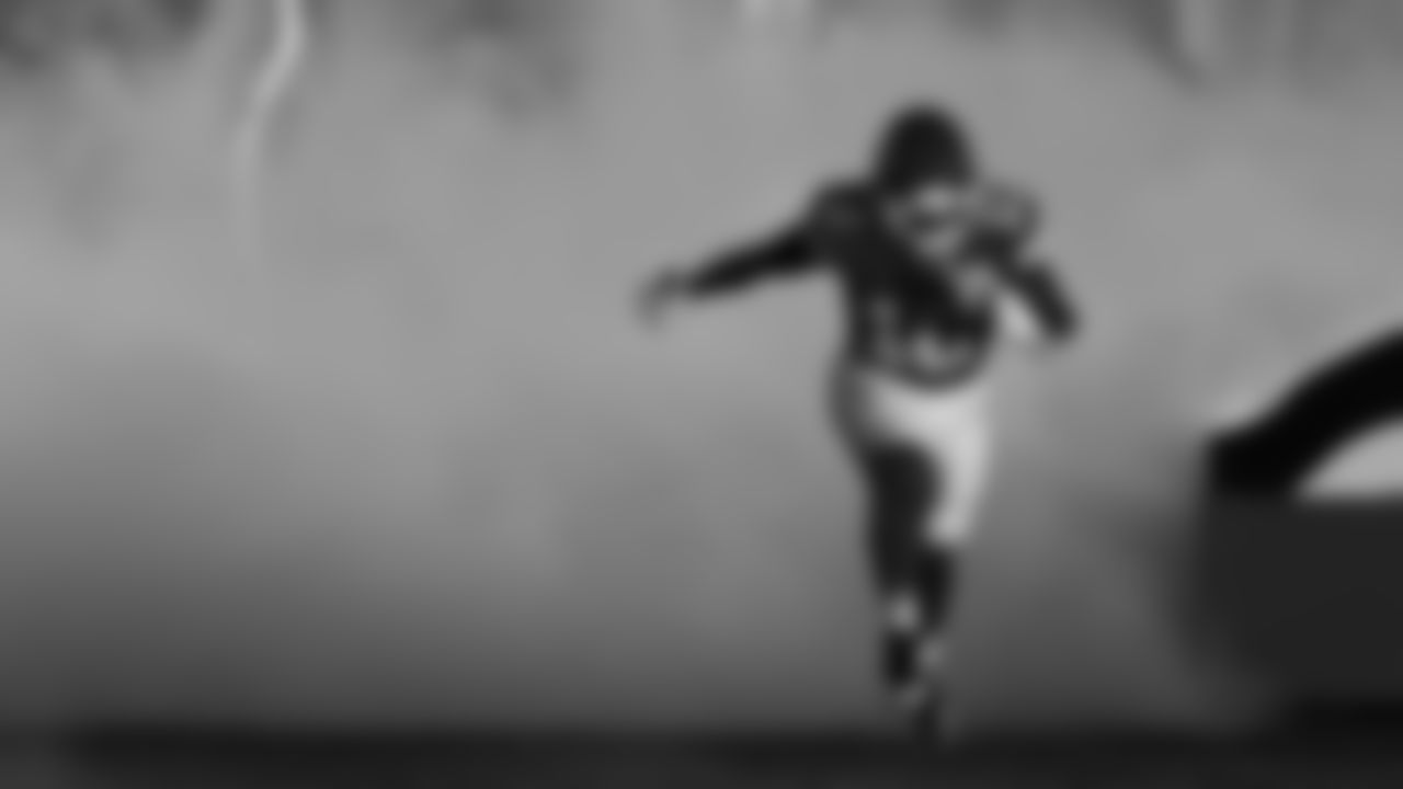 Kansas City Chiefs running back Isiah Pacheco (10) runs onto field prior to an NFL week 14 matchup against the Houston Texans, Sunday December 7, 2025.