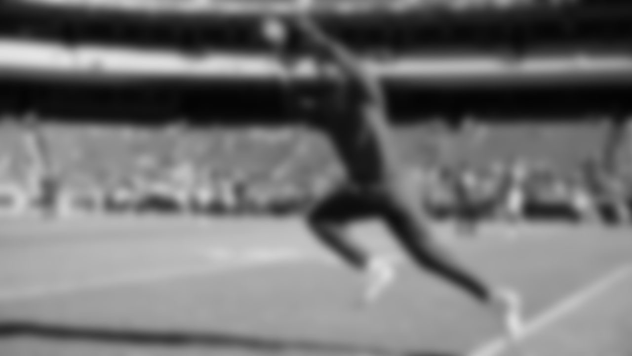 Kansas City Chiefs defensive back Jaden Hicks (21) makes a catch prior to a week 7 NFL Football game against the Las Vegas Raiders on Sunday, October 19, 2025 in Kansas City, MO.