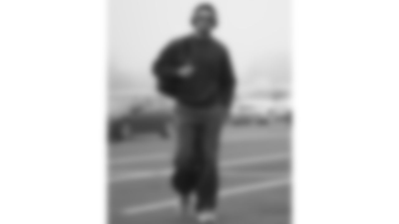 Kansas City Chiefs quarterback Patrick Mahomes (15) arrives prior to a week 12 NFL Football game against the Indianapolis Colts on Sunday, November 23, 2025 in Kansas City, MO