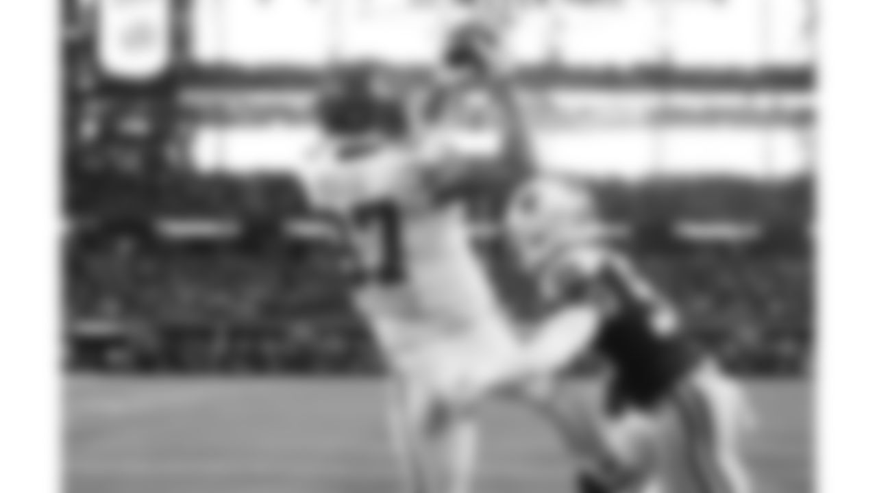 Kansas City Chiefs tight end Travis Kelce (87) catches a touchdown during a week 13 NFL football game against the Dallas Cowboys on Thursday, November 27, 2025 in Arlington, TX.