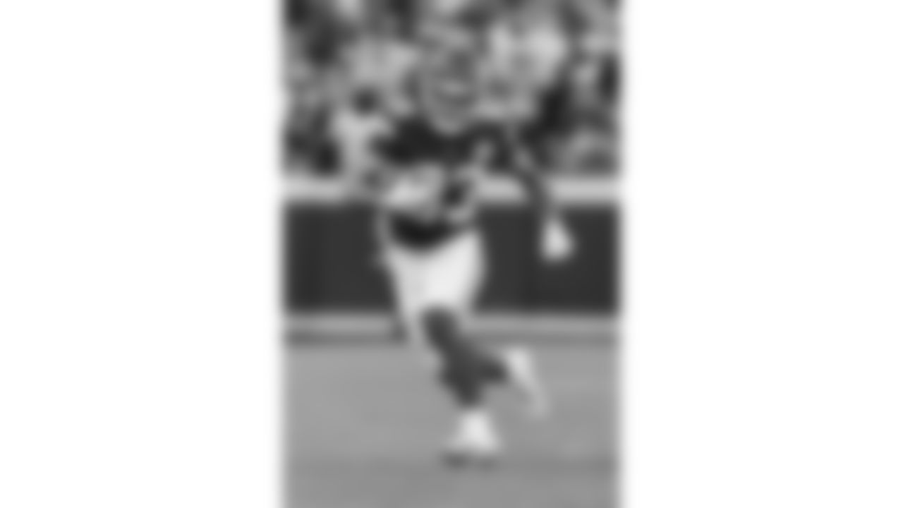 Kansas City Chiefs tight end Noah Gray (83) runs with the ball during a week 12 NFL football game against the Indianapolis Colts, Sunday, November 23, 2025 in Kansas City, MO.