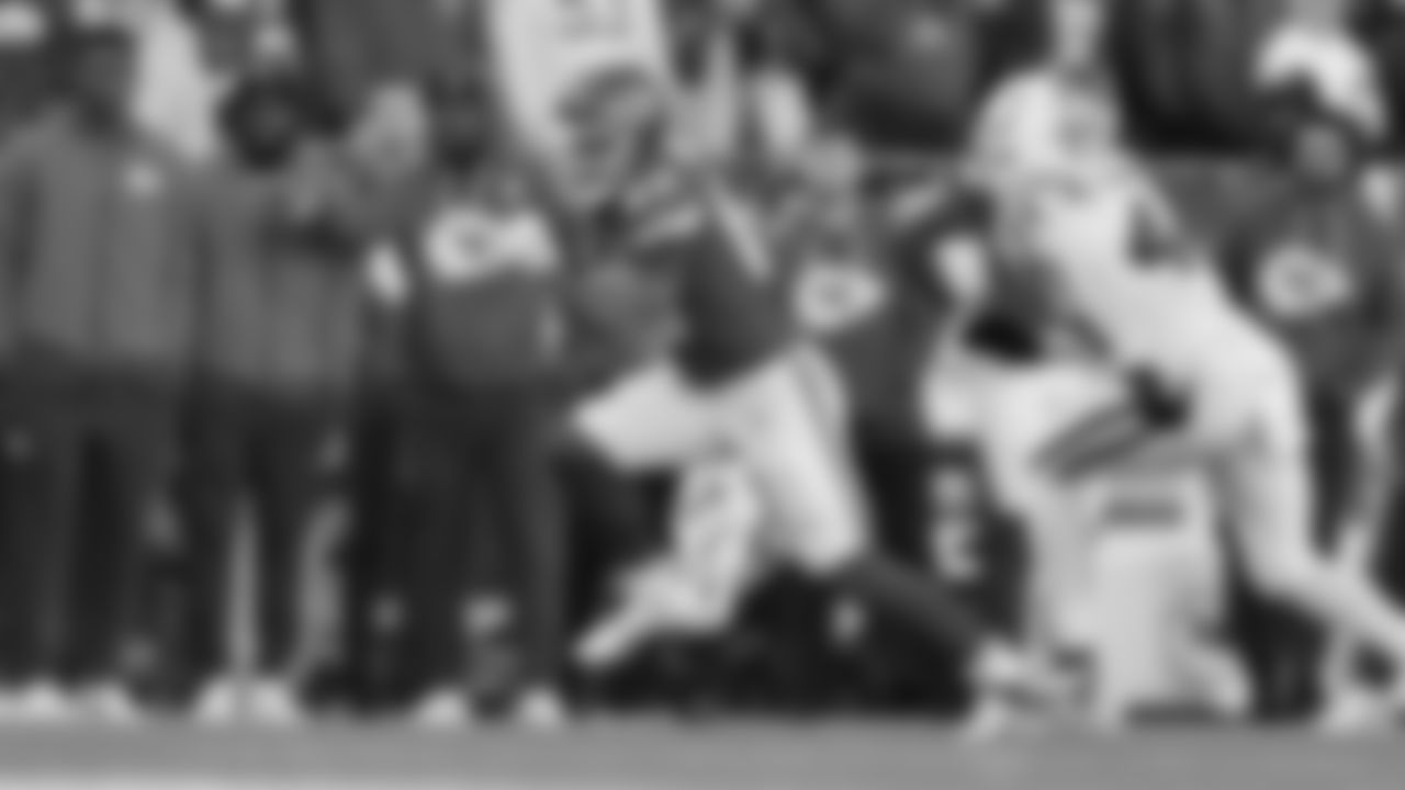 Kansas City Chiefs tight end Noah Gray (83) runs the ball during a week 12 NFL Football game against the Indianapolis Colts on Sunday, November 23, 2025 in Kansas City, MO