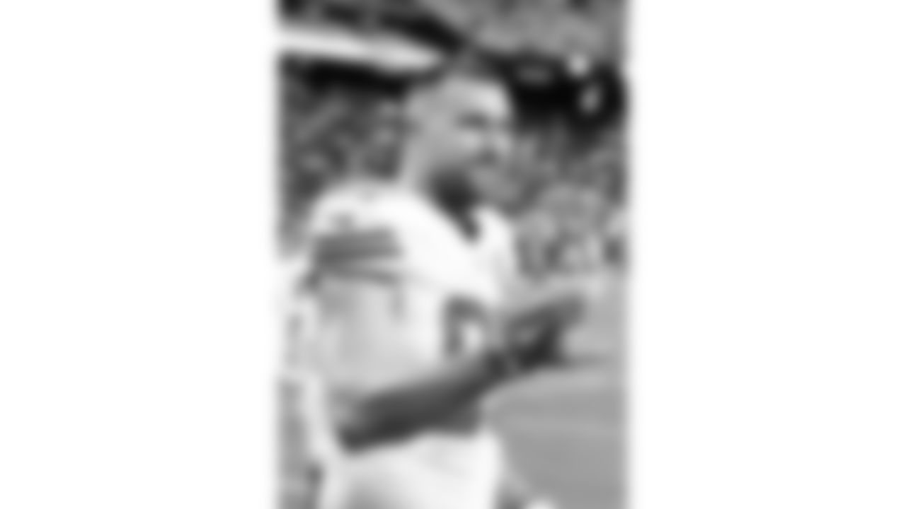 Kansas City Chiefs tight end Travis Kelce (87) smiles and gestures to the fans prior to a week 18 NFL football game against the Las Vegas Raiders, Sunday, January 4, 2026 in Las Vegas, NV.