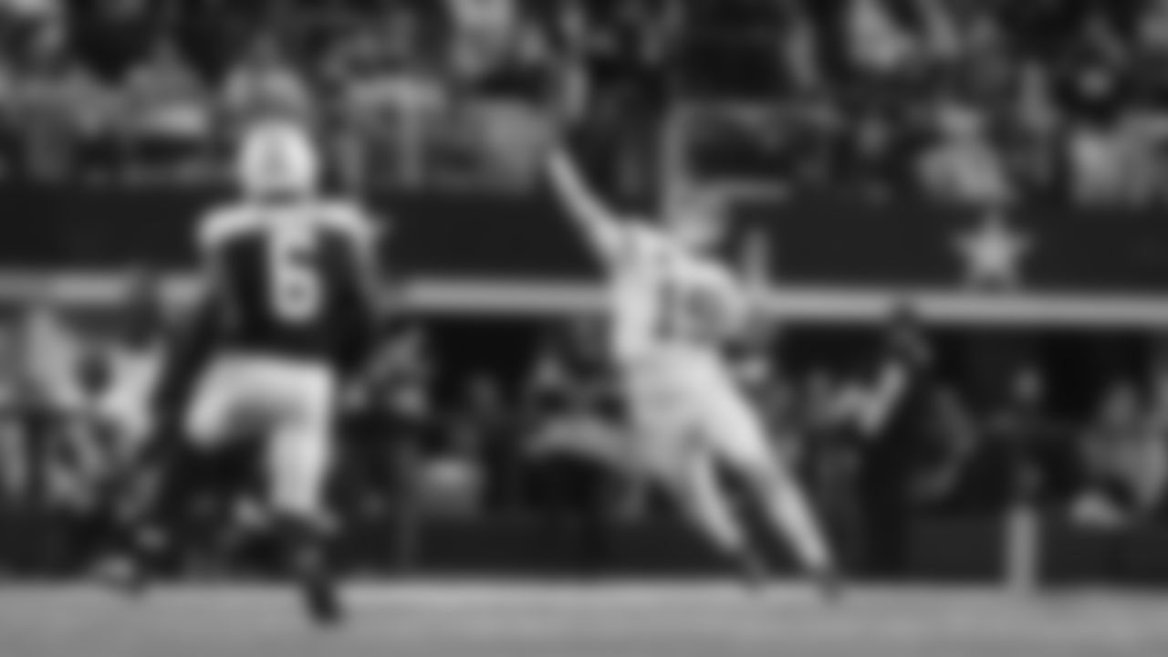 Kansas City Chiefs quarterback Patrick Mahomes (15) throws a pass during a week 13 NFL football game against the Dallas Cowboys on Thursday, November 27, 2025 in Arlington, TX.