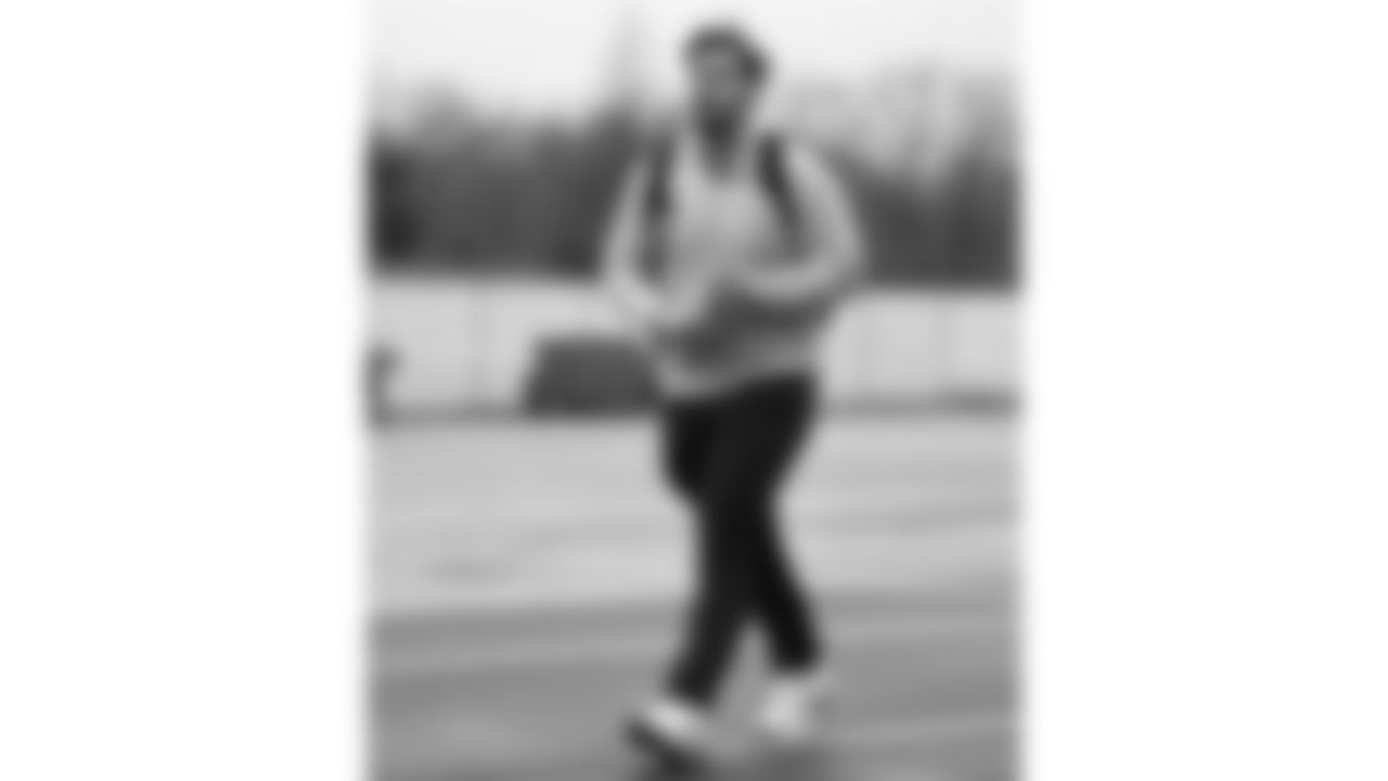 Kansas City Chiefs guard Nick Broeker (67) arrives prior to an NFL week 17 matchup against the Denver Broncos, Thursday, December 25, 2025.