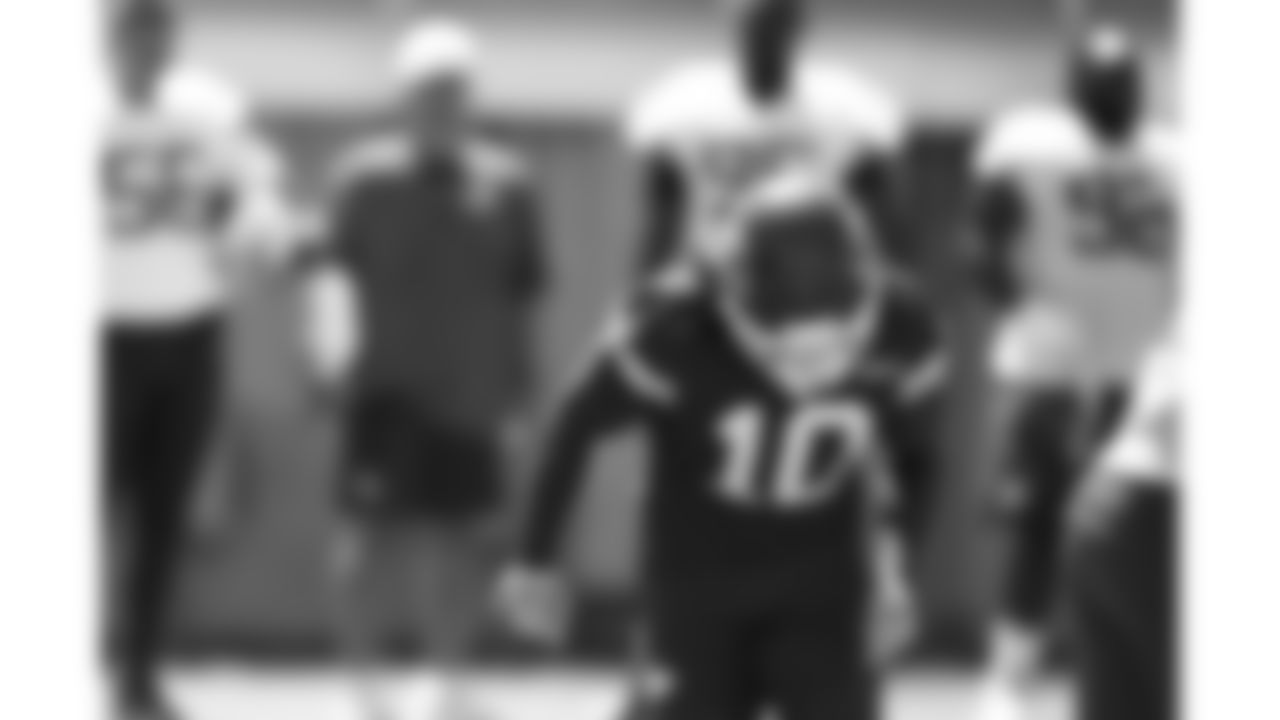 Kansas City Chiefs running back Isiah Pacheco (10) runs behind the line of scrimmage during practice on August 26, 2025 in Kansas City, MO.