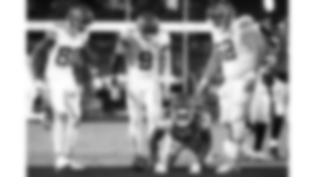 Kansas City Chiefs running back Kareem Hunt (29) pushes up in the end zone during the week 5 NFL football game against the Jacksonville Jaguars, Monday, October 6, 2025 in Jacksonville, FL.