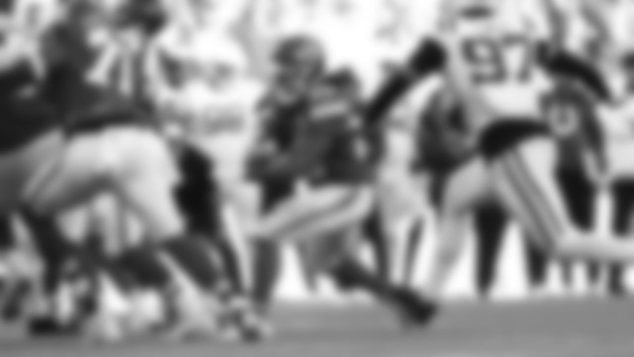 Kansas City Chiefs running back Kareem Hunt (29) runs the ball during a week 12 NFL Football game against the Indianapolis Colts on Sunday, November 23, 2025 in Kansas City, MO