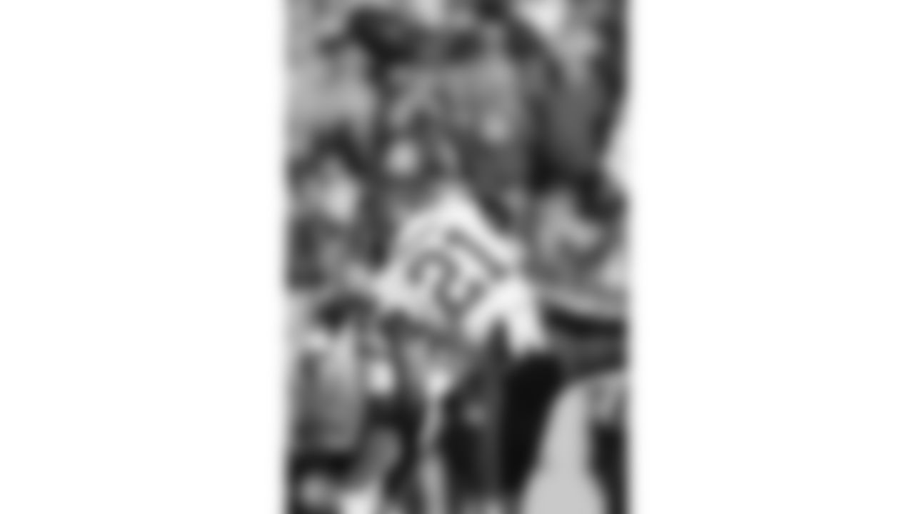 Kansas City Chiefs defensive back Jaden Hicks (21) attempts to block a field goal during a week 16 NFL Football game against the Tennessee Titans on Sunday, December 21, 2025 in Nashville, Tennessee.