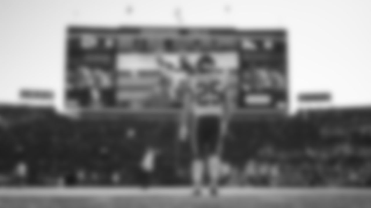 Kansas City Chiefs running back Elijah Mitchell (25) warms up prior to a week 11 NFL Football game against the Denver Broncos on Sunday, November 16, 2025 in Denver, Colorado.